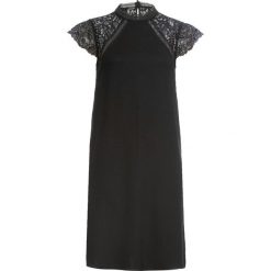 Sukienka z koronką bonprix czarny. Czarne sukienki damskie bonprix, w koronkowe wzory, z koronki, eleganckie, bez kołnierzyka, bez rękawów. Za 149,99 zł.