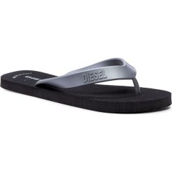 Japonki DIESEL - Sa-Veral W Y01317 P1305 H1145 Black/Silver. Szare klapki damskie Diesel, bez wzorów, z tworzywa sztucznego, bez obcasa. W wyprzedaży za 149,00 zł.
