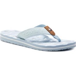 Japonki TOMMY HILFIGER - Flat Beach Sandal Embossed FW0FW03889 Omphalodes 450. Niebieskie klapki damskie ze skóry. W wyprzedaży za 129,00 zł.