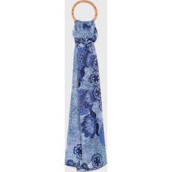 Desigual - Szal. Różowe szaliki damskie Desigual, bez wzorów, z poliesteru. W wyprzedaży za 89,90 zł.