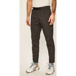 New Balance - Spodnie. Czarne spodnie męskie New Balance, na co dzień, s, bez wzorów, z elastanu. Za 299,90 zł.