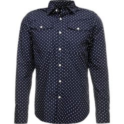 GStar BRISTUM UTILITY L/S Koszula sartho blue/milk. Niebieskie koszule męskie marki G-Star, s, bez wzorów, z bawełny, bez kołnierzyka, bez rękawów. Za 469,00 zł.