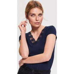 Bluzka z koronką przy dekolcie - Granatowy. Niebieskie bluzki damskie Reserved, s, w koronkowe wzory, z koronki, bez kołnierzyka, bez rękawów. Za 49,99 zł.