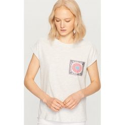 T-shirty damskie: T-shirt z ozdobną kieszonką – Jasny szar