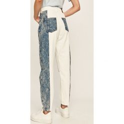 Desigual - Jeansy. Niebieskie jeansy damskie Desigual, m, z podwyższonym stanem. W wyprzedaży za 359,90 zł.