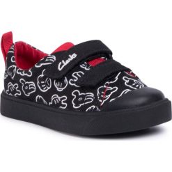 Trampki CLARKS - City Glove T 261495767 Black. Czarne trampki chłopięce Clarks, bez wzorów, z gumy, na rzepy. W wyprzedaży za 129,00 zł.