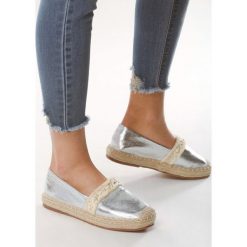 Srebrne Espadryle Perilous. Szare espadryle damskie Born2be, z aplikacjami, bez obcasa, na płaskiej podeszwie. Za 59,99 zł.