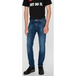 Wrangler - Jeansy Larston. Niebieskie jeansy męskie slim marki Wrangler, z bawełny. W wyprzedaży za 229,90 zł.