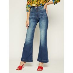 Jeansy Bootcut Guess W0GA20 D41F2. Niebieskie jeansy damskie Guess. W wyprzedaży za 259,00 zł.