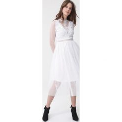 Biała Sukienka Describi. Białe sukienki damskie Born2be, s, w koronkowe wzory, z koronki, eleganckie, z okrągłym kołnierzem, bez rękawów, długie, midi, rozkloszowane. Za 129,99 zł.