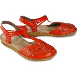 RIEKER M0978-33 red, sandały damskie. Czerwone koturny damskie Rieker, bez obcasa, na koturnie, bez zapięcia. Za 249,90 zł.