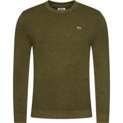 Sweter Tommy Jeans Tjm Lightweight DM0DM07947. Czerwone swetry męskie Tommy Jeans, xxl, bez wzorów, z jeansu, klasyczne, z klasycznym kołnierzykiem, bez kaptura. Za 349,00 zł.