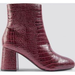 XLE the Label Botki Rebecca Croc - Red. Czerwone botki damskie XLE the Label, z okrągłym noskiem, bez obcasa, na obcasie, bez zapięcia. Za 241,95 zł.