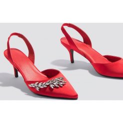 NA-KD Shoes Zdobione czółenka z paskiem - Red. Czerwone czółenka damskie NA-KD Shoes, z aplikacjami, bez obcasa, na obcasie. W wyprzedaży za 72,78 zł.