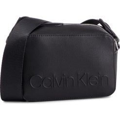 Torebka CALVIN KLEIN - Edged Camera Bag K60K605276 001. Czarne listonoszki damskie Calvin Klein, bez wzorów, ze skóry ekologicznej, eleganckie, bez dodatków. W wyprzedaży za 259,00 zł.