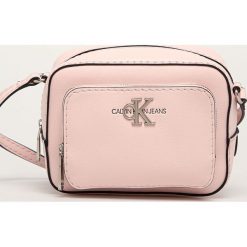 Calvin Klein Jeans - Torebka. Różowe listonoszki damskie Calvin Klein Jeans, w paski, z jeansu, na ramię, małe, bez dodatków. Za 399,90 zł.