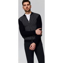 Sweter rozpinany typu bomber. Czarne swetry męskie Top Secret, na lato, m, bez wzorów, z dzianiny, eleganckie. W wyprzedaży za 44,99 zł.