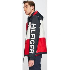 Tommy Hilfiger - Kurtka. Czerwone płaszcze męskie TOMMY HILFIGER, m, bez wzorów, z poliamidu, krótkie, z kapturem. W wyprzedaży za 759,90 zł.