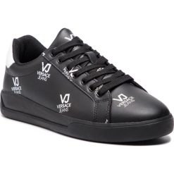 Sneakersy VERSACE JEANS - E0YTBSH2 70932 M60. Czarne sneakersy męskie Versace Jeans, na co dzień, bez wzorów, z jeansu, eleganckie, bez zapięcia. W wyprzedaży za 419,00 zł.