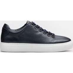 Granatowe sneakersy męskie. Niebieskie buty sportowe męskie marki Kazar, ze skóry. Za 449,00 zł.