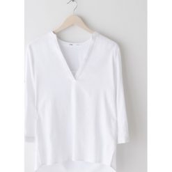 Koszula z dekoltem V neck - Biały. Białe koszule damskie Sinsay, s, bez wzorów, bez kołnierzyka, bez rękawów. W wyprzedaży za 19,99 zł.