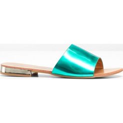 Klapki bonprix matowy turkusowy metaliczny. Zielone klapki damskie bonprix, bez wzorów, bez obcasa. Za 59,99 zł.