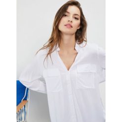 Koszula typu oversize. Białe koszule damskie Moodo, xxl, bez wzorów, z wiskozy, bez kołnierzyka, z długim rękawem. Za 59,99 zł.