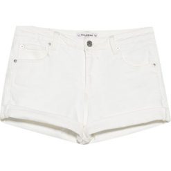 Spodenki z wysokim stanem i wywiniętymi nogawkami. Białe szorty damskie marki Pull&Bear, z podwyższonym stanem. Za 69,90 zł.