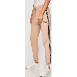 Adidas Originals - Spodnie. Brązowe spodnie dresowe damskie adidas Originals, z elastanu. W wyprzedaży za 199,90 zł.