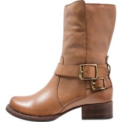 Clarks MONICA SOUL Kowbojki i Buty motocyklowe tan. Brązowe buty zimowe damskie Clarks, z materiału. W wyprzedaży za 324,50 zł.