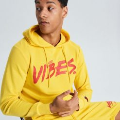 Bluza z napisem Good Vibes - Żółty. Żółte bluzy męskie Cropp, s, z napisami, bez kołnierzyka, bez rękawów, bez kaptura. Za 119,99 zł.