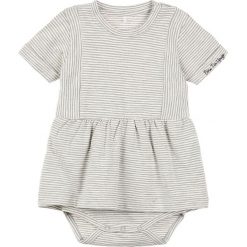 Sukienka-body w kolorze szaro-białym. Szare body niemowlęce name it girls, w paski, bez rękawów. W wyprzedaży za 37,95 zł.
