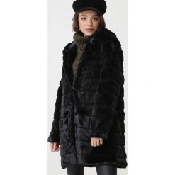 Czarna Kurtka Latah. Czarne kurtki damskie Born2be, na zimę, z haftami, z futra, eleganckie. Za 219,99 zł.