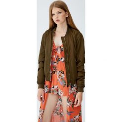 Kurtka typu bomber basic. Brązowe kurtki damskie Pull&Bear, bez wzorów, bez kaptura. Za 89,90 zł.