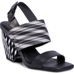 Sandały UNITED NUDE - Leona Op Sandal Hi 105210114951 Black. Czarne klapki damskie United Nude, bez wzorów, ze skóry, bez obcasa. W wyprzedaży za 799,00 zł.