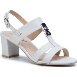 Sandały CAPRICE - 9-28300-24 White Perla. 905. Białe klapki damskie Caprice, bez wzorów, ze skóry, bez obcasa, na obcasie. W wyprzedaży za 179,00 zł.