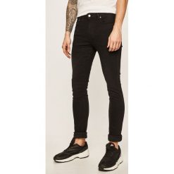 Guess Jeans - Jeansy Chris. Czarne jeansy męskie Guess Jeans, m, z aplikacjami. Za 369,90 zł.