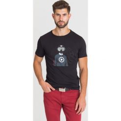 CZARNY T-SHIRT ICE PLAY. Czarne t-shirty męskie m, z nadrukiem, z bawełny, z okrągłym kołnierzem. Za 139,50 zł.