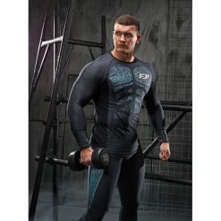 Rashguard długi rękaw ARMOUR. Koszulki męskie FJ!, m, z nadrukiem, z elastanu, bez kołnierzyka, z długim rękawem, długie. W wyprzedaży za 156,75 zł.