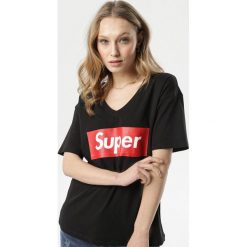 Czarny T-shirt Iaoliphis. Czarne bluzki damskie Born2be, s, z nadrukiem, z kontrastowym kołnierzykiem. Za 49,99 zł.