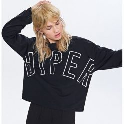 Bluzy rozpinane damskie: Krótka bluza z nadrukiem - Czarny