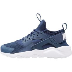 Nike Sportswear AIR HUARACHE RUN ULTRA Tenisówki i Trampki navy/white. Niebieskie trampki dziewczęce Nike Sportswear, z tworzywa sztucznego. Za 449,00 zł.