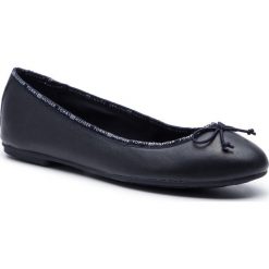 Baleriny TOMMY HILFIGER - Leather Ballerina Tommy Branding FW0FW04439 Midnight 403. Niebieskie baleriny damskie TOMMY HILFIGER, bez wzorów, ze skóry, bez obcasa. W wyprzedaży za 329,00 zł.