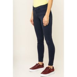 Spodnie materiałowe Guess Curve X W01AJ2 W77RA. Czarne spodnie damskie Guess, z elastanu. W wyprzedaży za 339,00 zł.