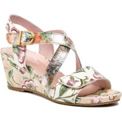 Sandały LAURA VITA - Becnoito 60 SL140356-60 Beige. Brązowe klapki damskie LAURA VITA, bez wzorów, ze skóry, bez obcasa, na obcasie. W wyprzedaży za 269,00 zł.