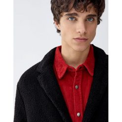 Płaszcz ze sztucznego baranka z klapami. Czarne płaszcze męskie Pull&Bear, m, bez wzorów, bez kaptura. Za 229,00 zł.