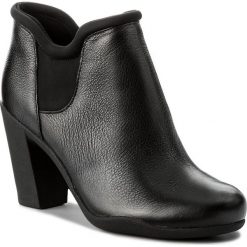 Botki CLARKS - Adya Bella 261294744 Black Leather. Czarne botki damskie na obcasie Clarks, z materiału. W wyprzedaży za 309,00 zł.