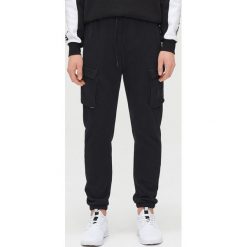 Joggery cargo - Czarny. Czarne spodnie męskie Cropp, s, bez wzorów. W wyprzedaży za 59,99 zł.
