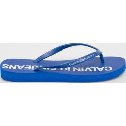 Calvin Klein Jeans - Japonki. Niebieskie klapki damskie Calvin Klein Jeans, bez wzorów, z jeansu, bez obcasa, na obcasie. W wyprzedaży za 69,90 zł.