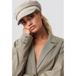 Statement By NA-KD Influencers Sztruksowa czapka Taraneh Shayesteh - Beige. Brązowe czapki damskie marki Statement By NA-KD Influencers, ze sztruksu. Za 100,95 zł.
